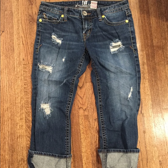 Size 28 distressed jean capris - Picture 3 of 5